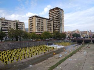 'Trenquen' 2.000 cadenes a l'Onyar de Girona per denunciar la repressió de l'Estat i reclamar la República