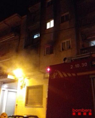 Un ferit i catorze evacuats en un incendi d'un habitatge a Figueres