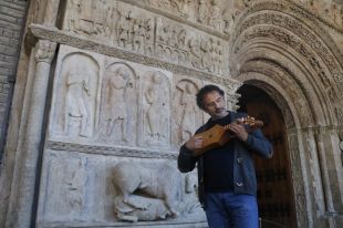Interpretant els instruments de la portalada de Ripoll amb ajuda internacional