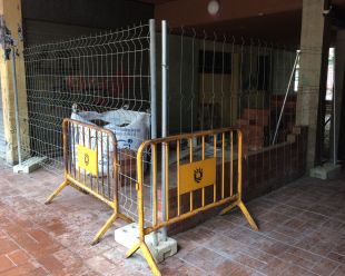 Salt inicia el tancament dels baixos de la plaça Antoni Gaudí
