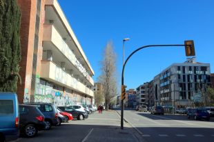 Girona comença a inspeccionar demà l'asfalt del carrer Barcelona per si porta amiant