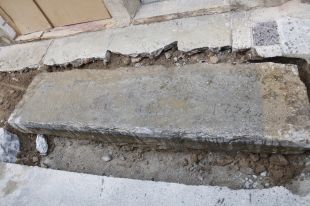 Retiren una pedra del 1752 d'uns 700 quilos que feia de vorera a Girona