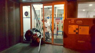 Ferit lleu al encastar-se amb la moto contra l'entrada de l'ambulatori de Blanes