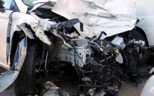 Dos ferits, un crític, en un accident entre dos cotxes i un camió a l'N-II a Agullana