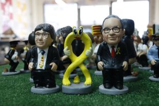 El llaç groc i els presos, noves figures del caganer d'aquest any