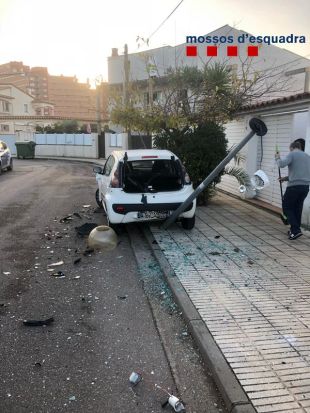 Detingut un conductor drogat que es va donar a la fuga en un control i accidentar a Roses