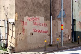 Apareixen pintades amb símbols nazis i insults contra Torra a Verges