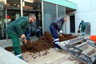 Aboquen fems amb una creu groga a les portes dels jutjats de Figueres