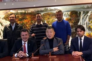 El Comitè Olímpic de la Xina proposa a Banyoles entrenar i formar 40 joves jugadors de futbol i bàsquet