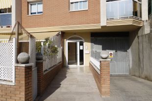 Una dona sorprèn dos lladres robant a casa seva a Blanes, la tiren a terra i fugen