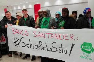 La PAH ocupa un banc a Olot per una família que porta 4 anys demanant una dació en pagament