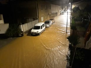 La pluja deixa 80 litres en una tarda a Porqueres i obliga a tallar la C-150