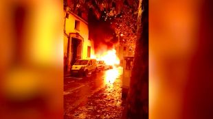 Un incendi calcina un vehicle aparcat al centre de la Bisbal d'Empordà