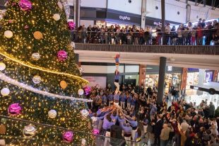 Centenars de persones s'apleguen a l'encesa dels llums de Nadal a l'Espai Gironès