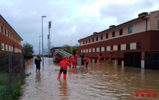 El desbordament del riu Manol a Vilatenim inunda habitatges i desallotgen 21 persones