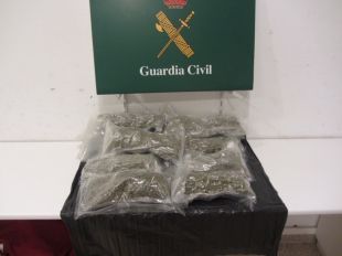 Tres detinguts a la Jonquera per portar 3,2 quilos de marihuana al cotxe