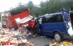 Dos ferits greus en un xoc entre una furgoneta i un camió a l'N-II a Maçanet de la Selva