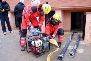 Els Bombers ajuden als veïns desallotjats de Vilatenim a treure aigua de les cases inundades