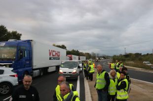 Vuit quilòmetres de cues a l'AP-7 per accedir a França degut a les protestes al Voló