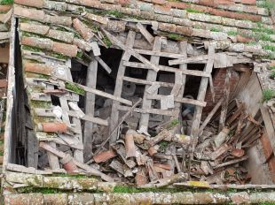 S'ensorra el teulat d'un edifici al Barri Vell de Girona i els veïns temen que caigui tot l'immoble