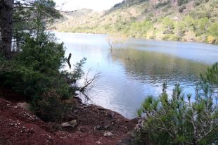 L'home trobat al pantà de Boadella va morir arran d'una pallissa 