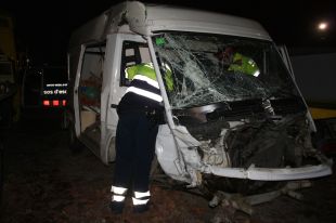 Mor una persona en la col·lisió entre un camió i una furgoneta a Girona