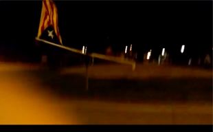 Uns espanyolistes arrenquen i roben l'estelada penjada en una rotonda de Banyoles