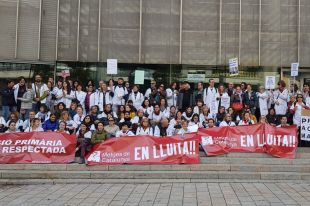 Uns 120 metges es manifesten a Girona contra les retallades 