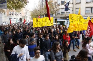 Mig miler de persones reclamen una educació 