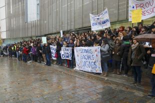 300 treballadors socials protesten contra la ''vulnerabilitat'' del sector a Girona