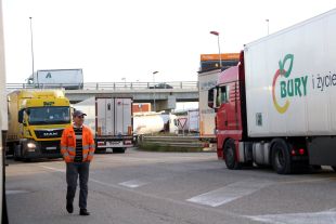 Dotze quilòmetres de cues a l'AP-7 a la Jonquera per la protesta dels 'armilles grogues'
