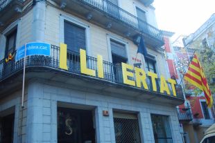 Roben l'estelada i arrenquen lletres de 'llibertat' del balcó de la seu de l'ADAC a Girona
