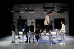 Una vuitantena d'alumnes de 4t d'ESO del Salvador Espriu de Salt creen una obra de teatre