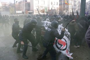 Alguns antiavalots van cridar ''a por ellos'' durant les carregues contra els antifeixistes