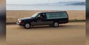 Celebren una marxa fúnebre per la monarquia, la constitució i el feixisme a Palamós