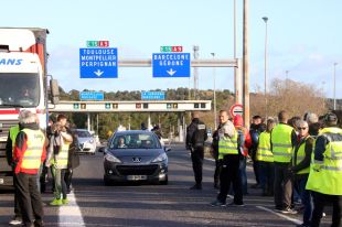 Un fort dispositiu policial impedeix que els 'armilles grogues' col·lapsin de nou l'AP-7 a la Jonquera