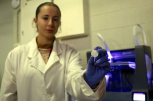Enginyers de la UdG aïllen cèl·lules mare del càncer de mama més agressiu amb impressió 3D