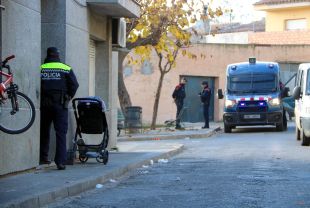El nou operatiu policial al barri de Sant Joan de Figueres detecta 30 pisos amb la llum punxada 
