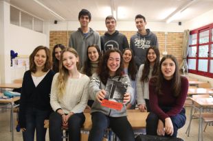 Una noia assassinada i un professor detingut, la novel·la escrita per alumnes d'un institut de Banyoles