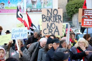 Unes 200 persones es manifesten a la frontera per reclamar llibertat de circulació als immigrants