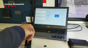 Detingut un camioner per clonar targetes de crèdit i omplir el dipòsit de gasolina amb elles