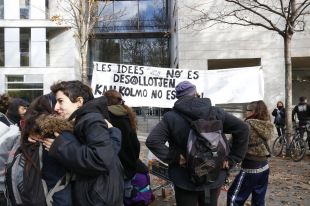 Concentració contra el desallotjament del centre ocupa de Kan Kolmo a Girona