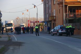 Un centenar de persones aïllen Verges tallant els quatre accessos al municipi