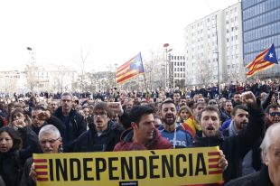 Un miler de concentrats a Girona reclamen la República i ''tombar el règim del 78''