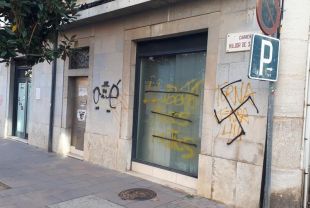 Pintades amb símbols nazis i contra Torra a la façana de l'Ajuntament de Sarrià de Ter