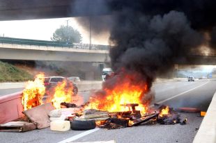 Dos carrils tallats a l'AP-7 a Garrigàs per incendis a la via