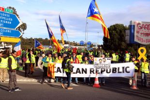Una cinquantena d'independentistes donen suport als 'armilles grogues' al Voló 