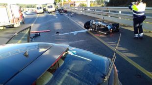 Tres motoristes ferits greus en topar contra una conductora beguda a l'N-II a Vilademuls