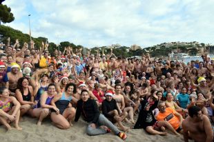 Gairebé 400 persones fan el primer bany del 2019 a Sant Feliu de Guíxols