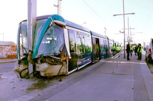 Quatre ferits pel xoc d'un tramvia contra el topall de la via a Sant Adrià de Besòs